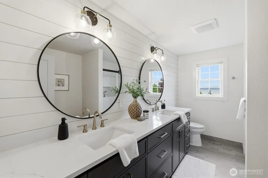 18124 Riviera Place SW Normandy Park WA 98166