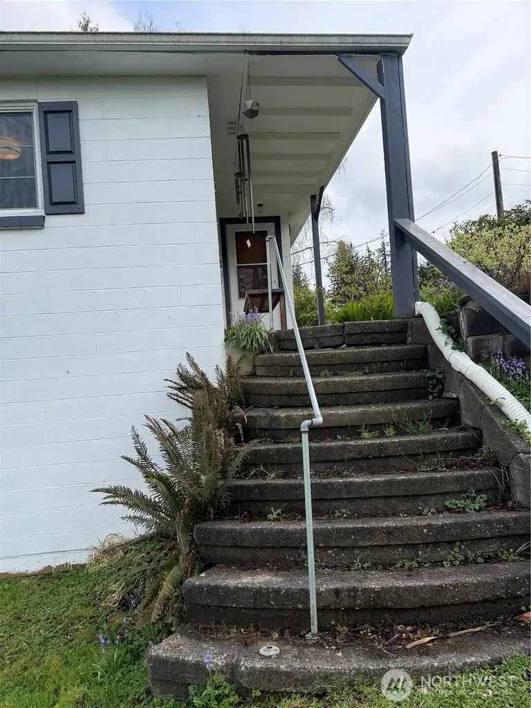 959 Barnhart Street Raymond WA 98577
