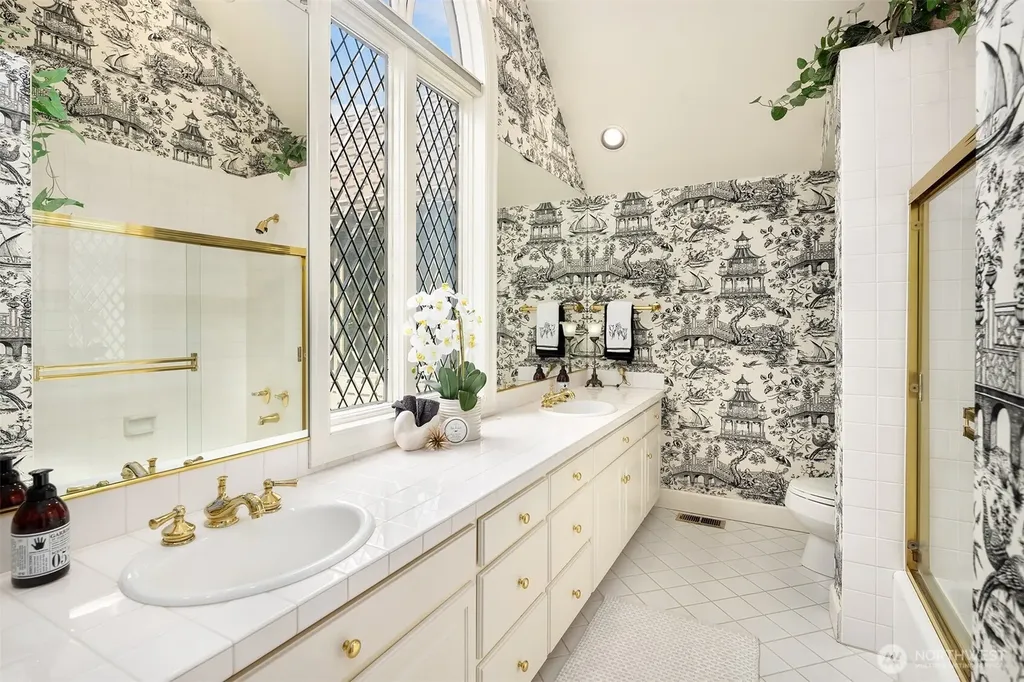8496 NE Woodland Cove Drive Kirkland WA 98034