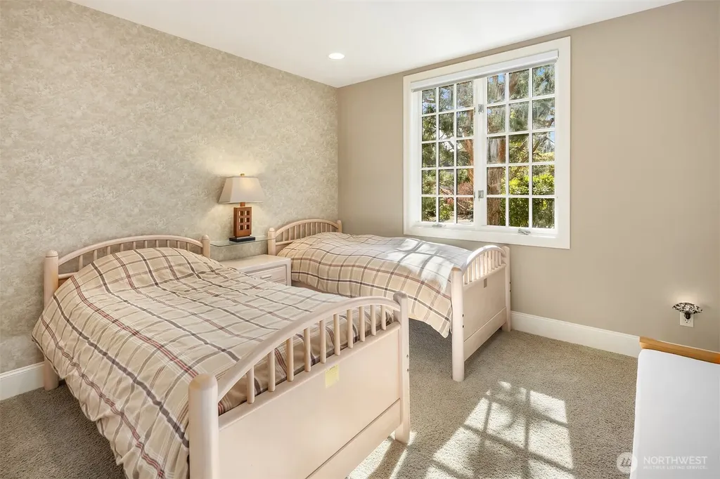 8496 NE Woodland Cove Drive Kirkland WA 98034