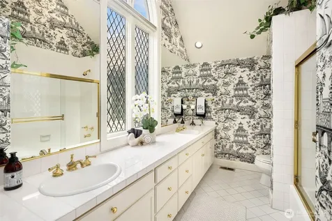 8496 NE Woodland Cove Drive Kirkland WA 98034