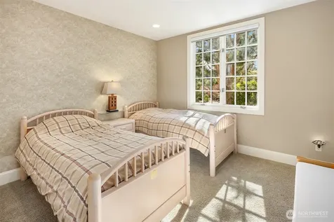 8496 NE Woodland Cove Drive Kirkland WA 98034