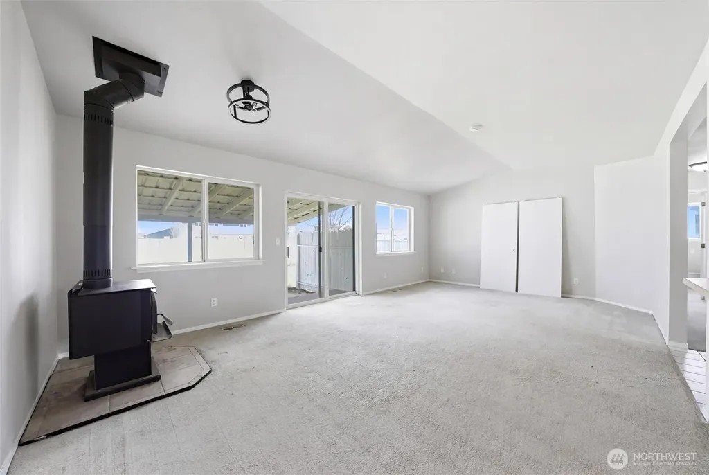 725 NW Sunburst Court Moses Lake WA 98837