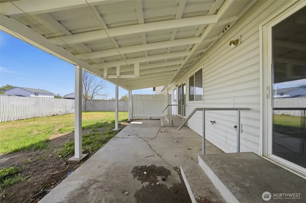 725 NW Sunburst Court Moses Lake WA 98837