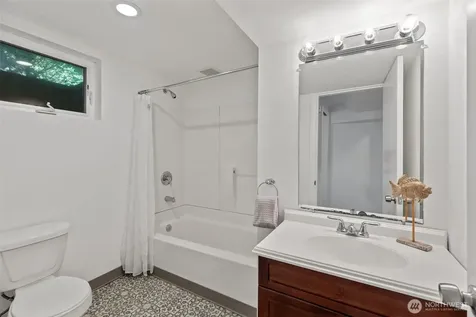 327 108 Avenue SE Bellevue WA 98004