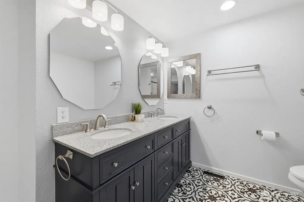 8410 Zircon Drive SW Lakewood WA 98498