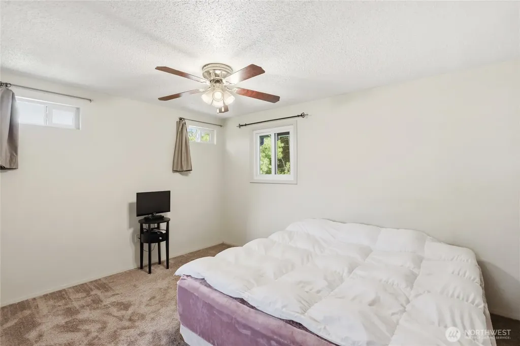 3961 NW Country Lane Bremerton WA 98312
