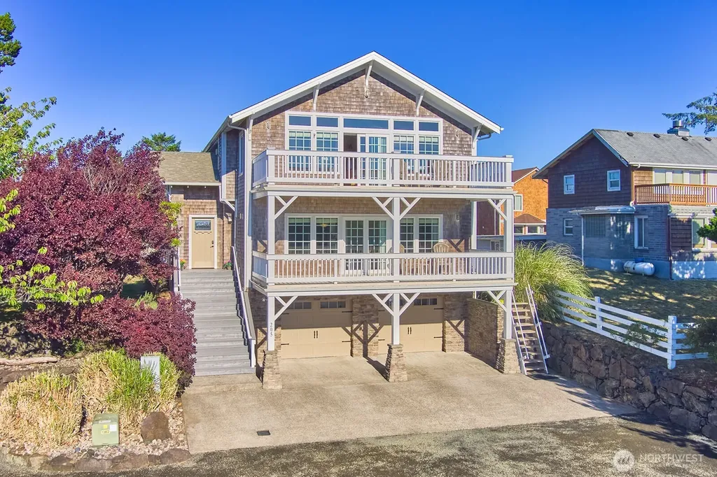 205 26th Street NW Long Beach WA 98631