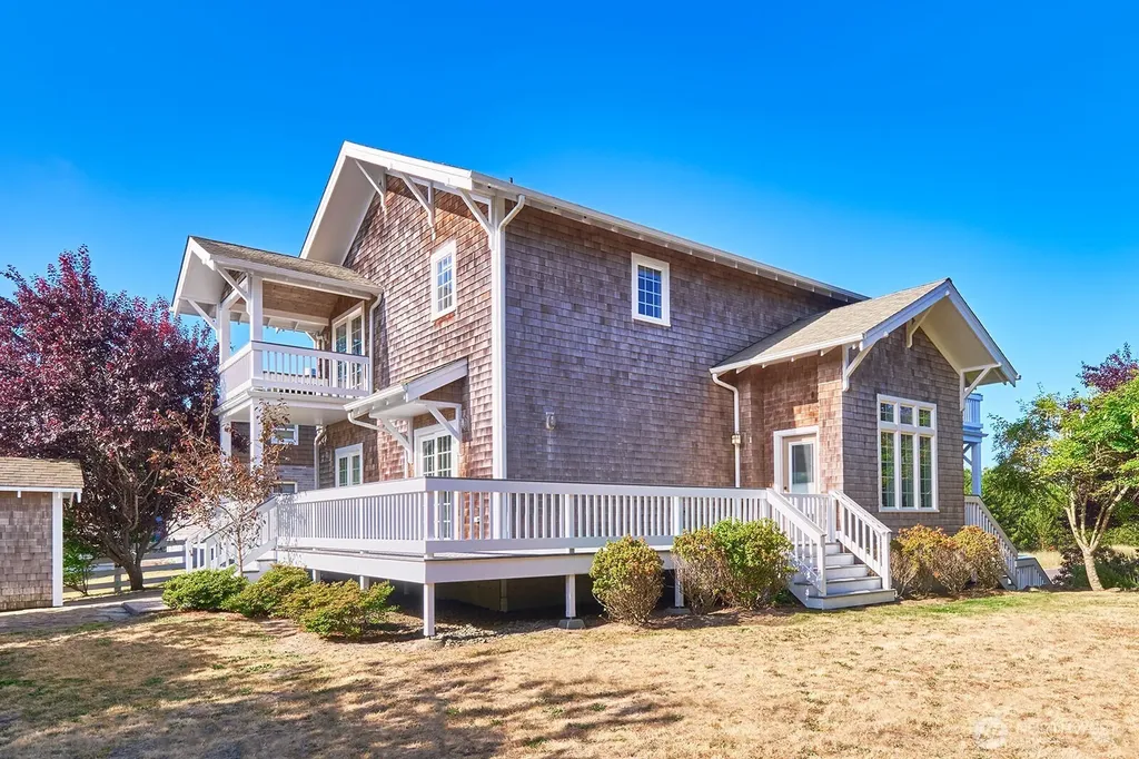 205 26th Street NW Long Beach WA 98631