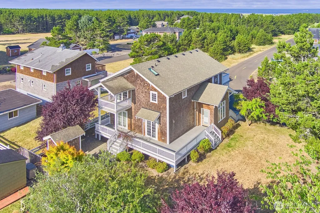 205 26th Street NW Long Beach WA 98631