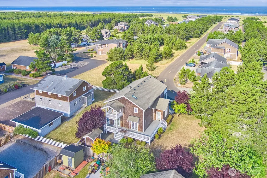 205 26th Street NW Long Beach WA 98631