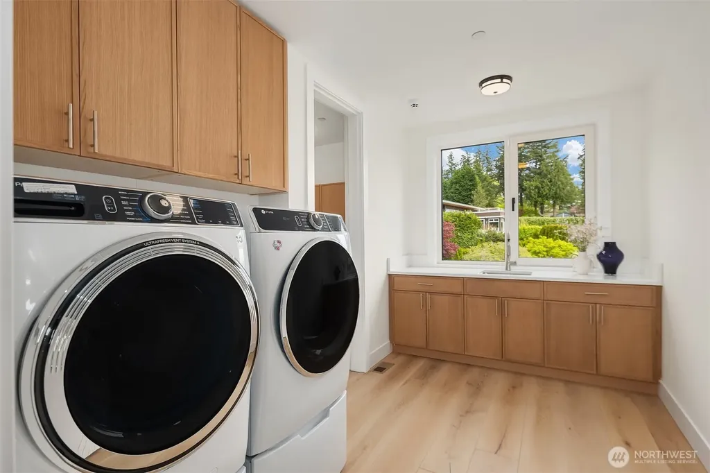 1810 91st Place NE Clyde Hill WA 98004