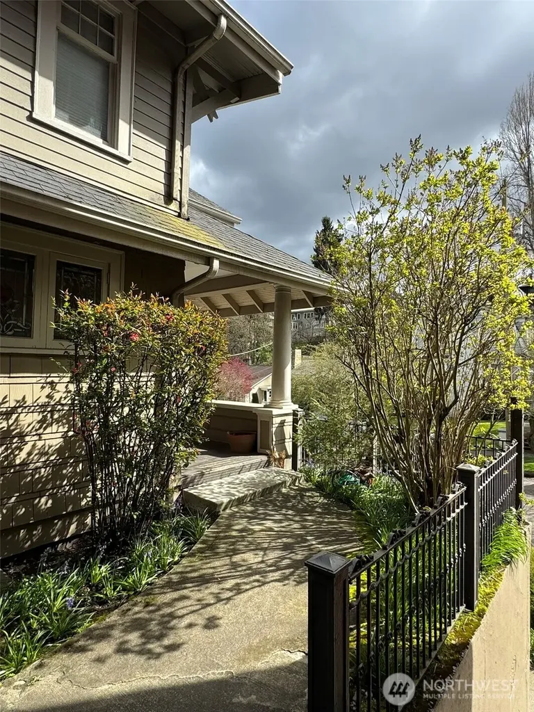 812 E Gwinn Place Seattle WA 98102
