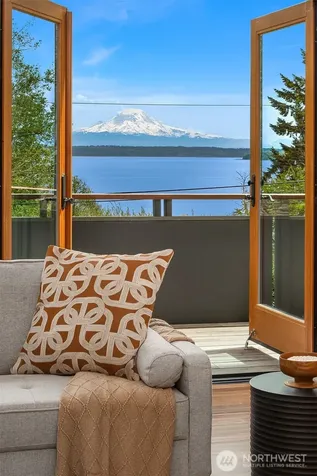 8302 SW Dilworth Vashon WA 98070
