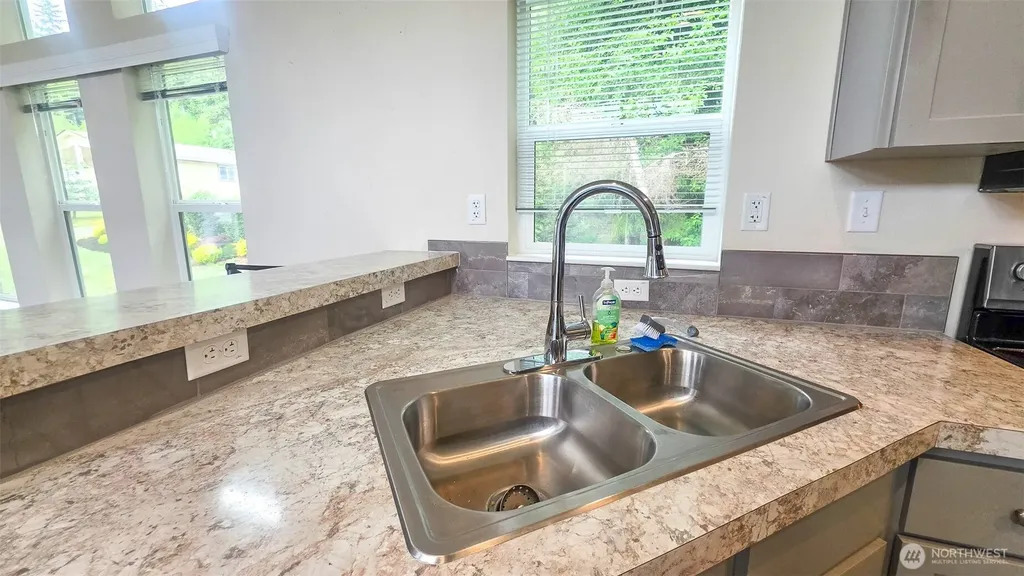 1019 Stanford Drive Cosmopolis WA 98537