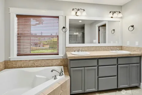 2222 29th Avenue Ct SW Puyallup WA 98373