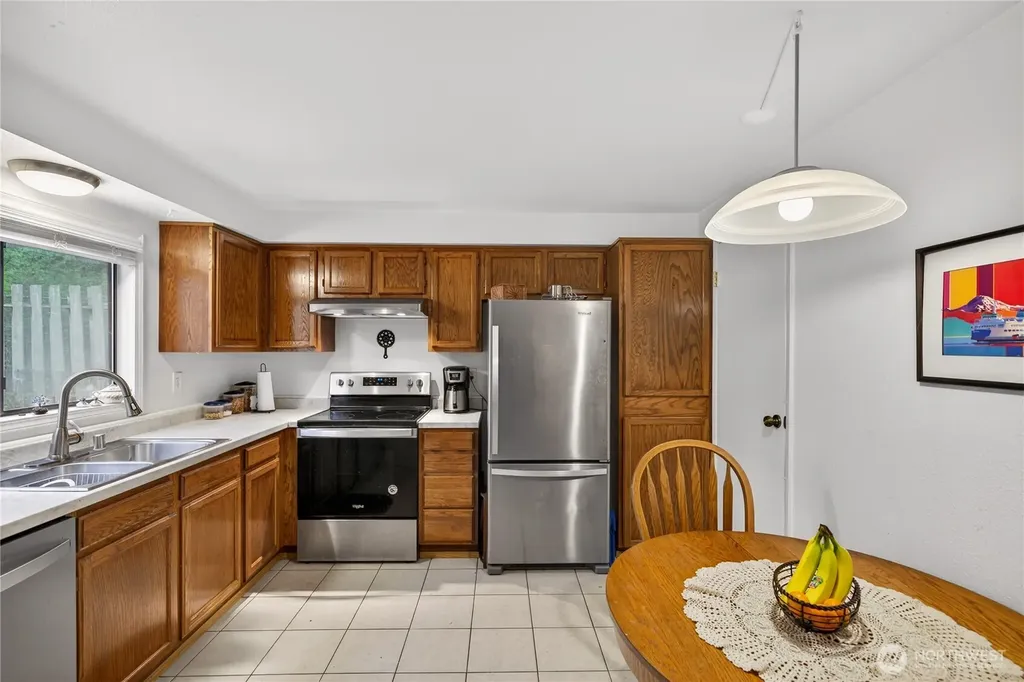 75 NW Columbia Oak Harbor WA 98277