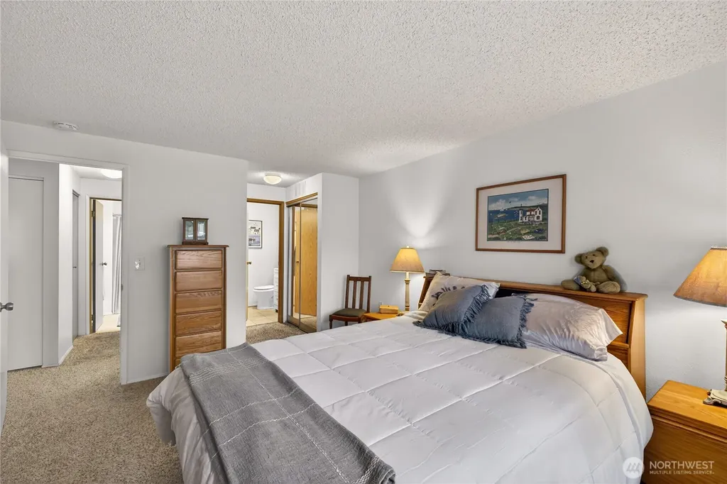75 NW Columbia Oak Harbor WA 98277