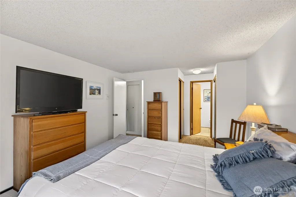 75 NW Columbia Oak Harbor WA 98277