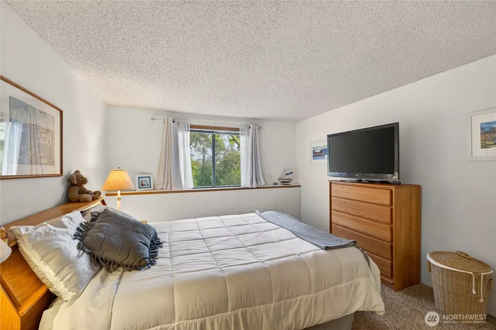 75 NW Columbia Oak Harbor WA 98277