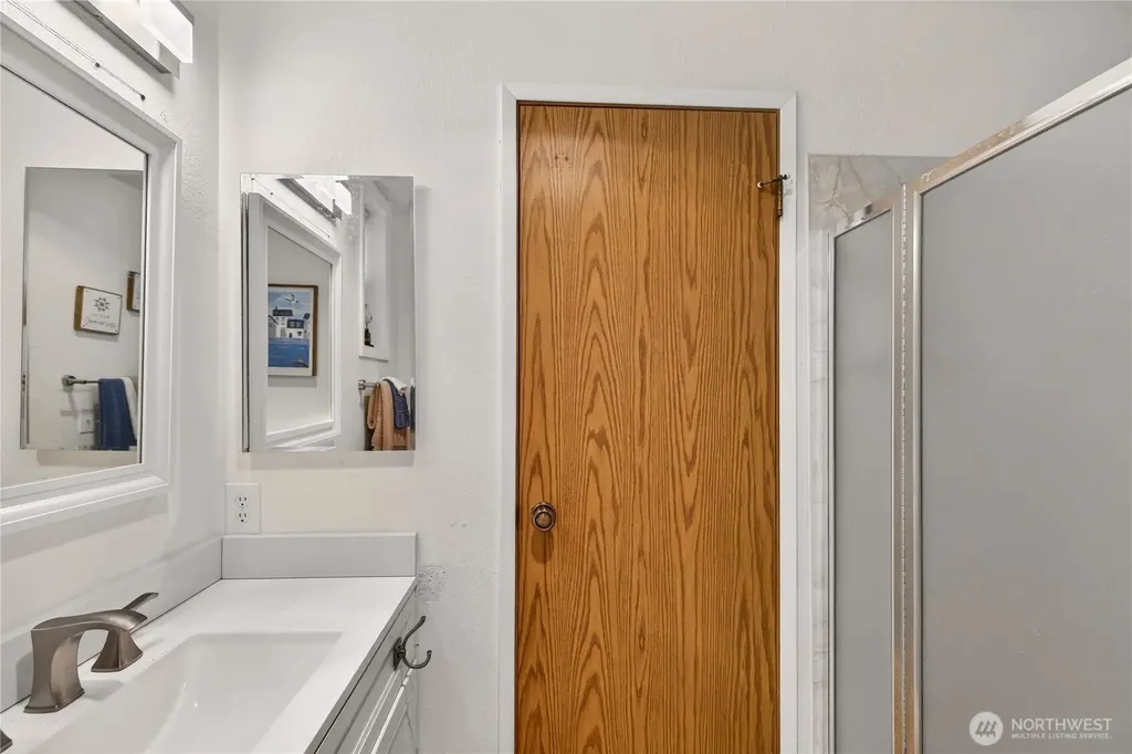 75 NW Columbia Oak Harbor WA 98277