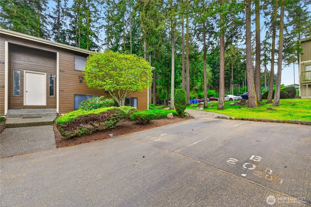 75 NW Columbia Oak Harbor WA 98277
