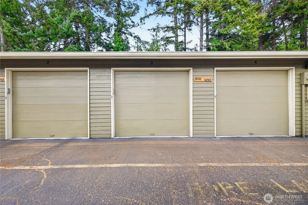 75 NW Columbia Oak Harbor WA 98277