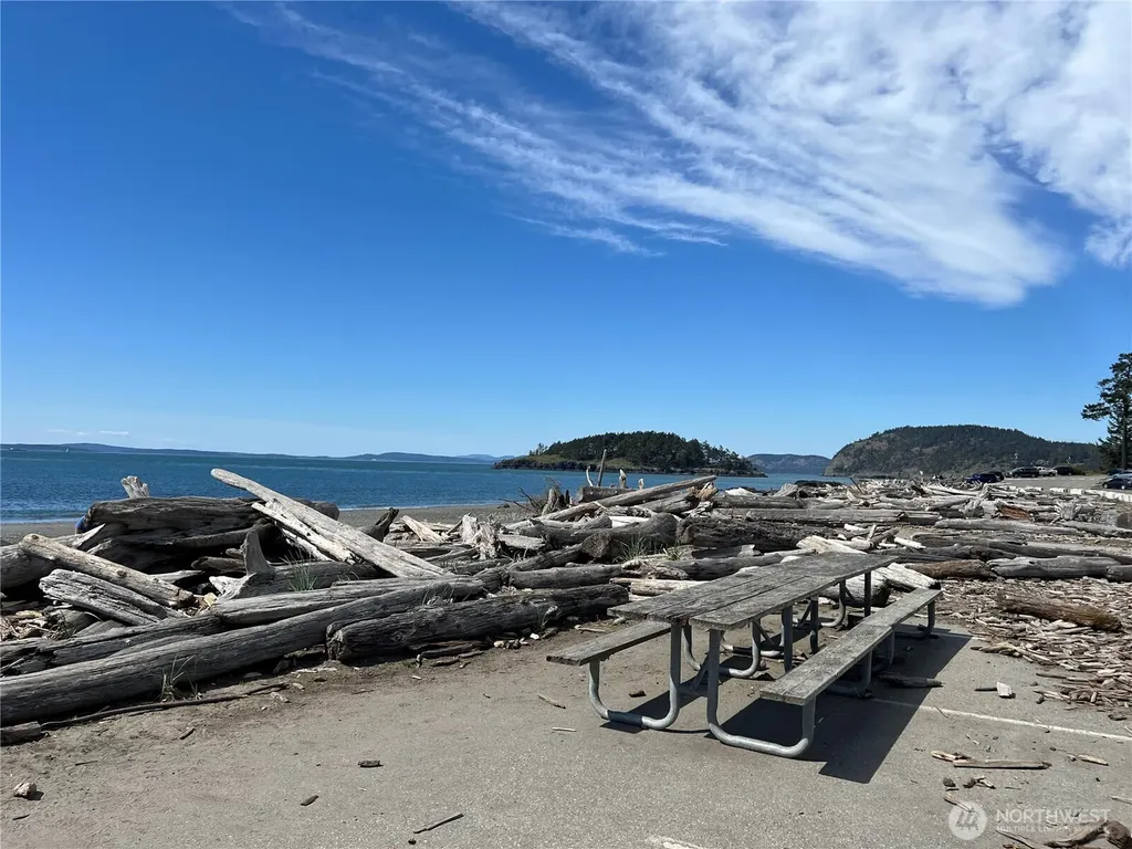 75 NW Columbia Oak Harbor WA 98277