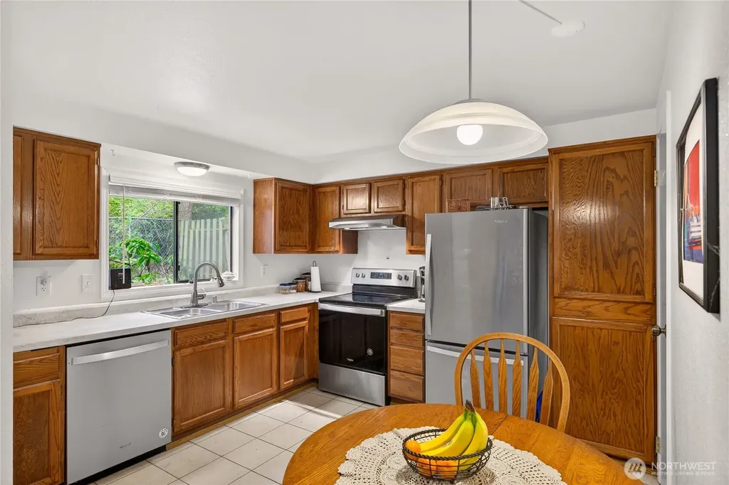 75 NW Columbia Oak Harbor WA 98277