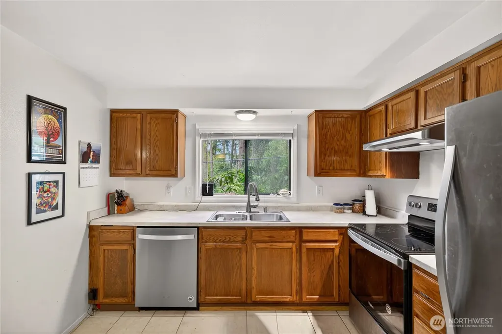 75 NW Columbia Oak Harbor WA 98277