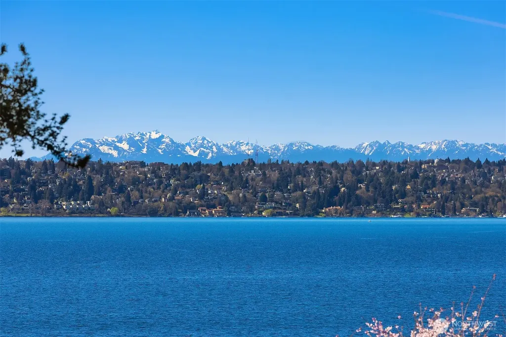 903 Shoreland Drive SE Bellevue WA 98004