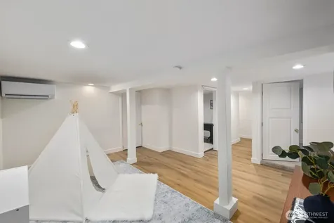 7132 34th Avenue SW Seattle WA 98126