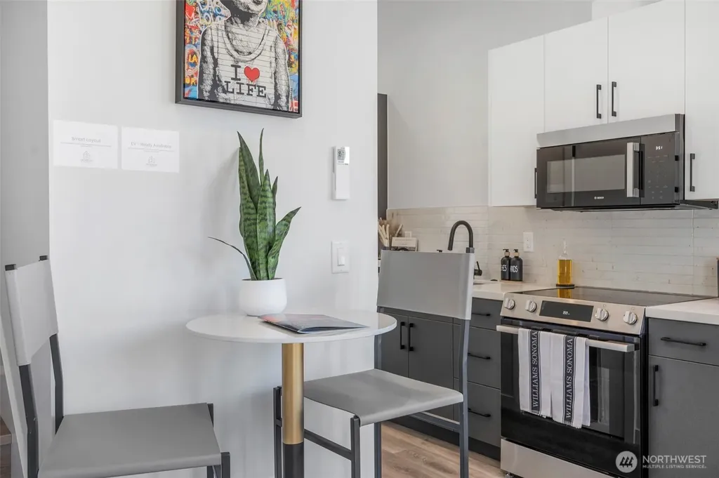 6725 Carlton Avenue Seattle WA 98108