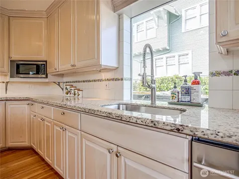 4026 Burke Avenue N Seattle WA 98103