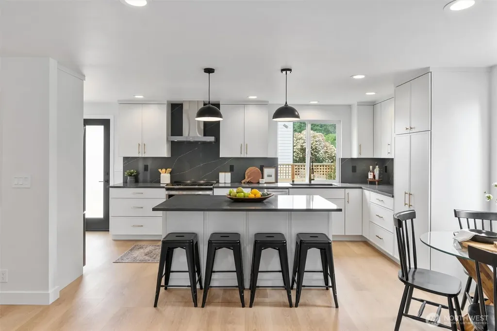 4257 W 33rd Ave W Seattle WA 98199