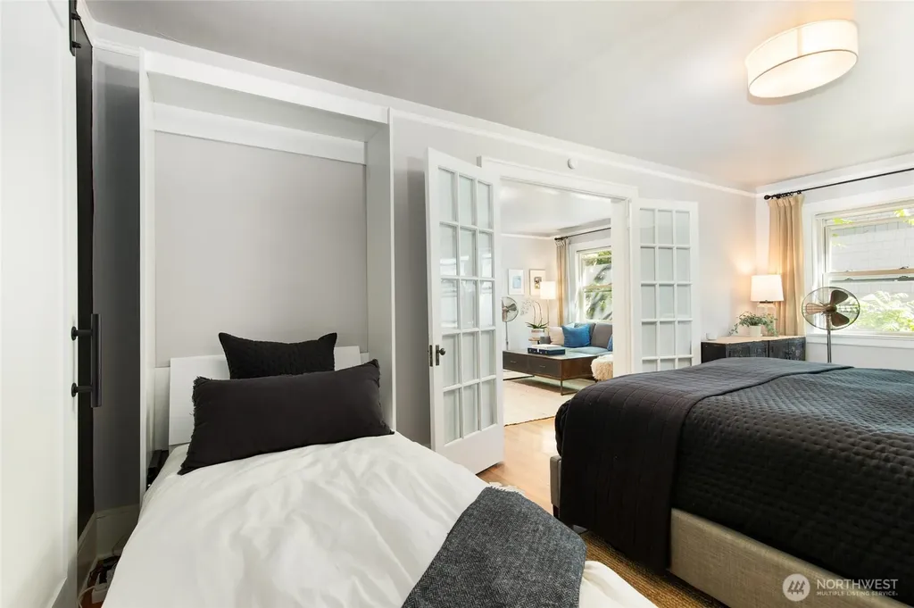 4725 15th Avenue NE Seattle WA 98105