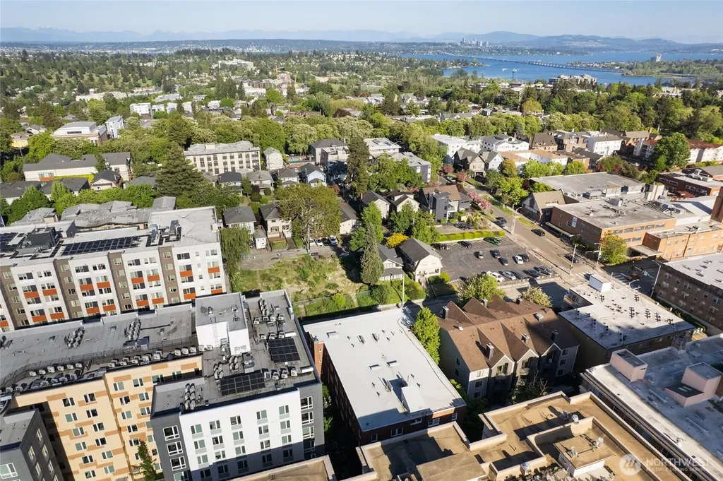 4725 15th Avenue NE Seattle WA 98105