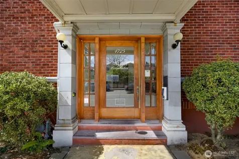 4725 15th Avenue NE Seattle WA 98105