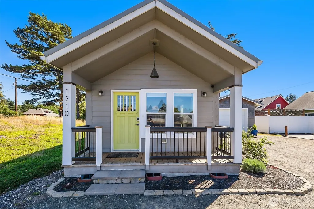 1210 32nd Street Seaview WA 98644
