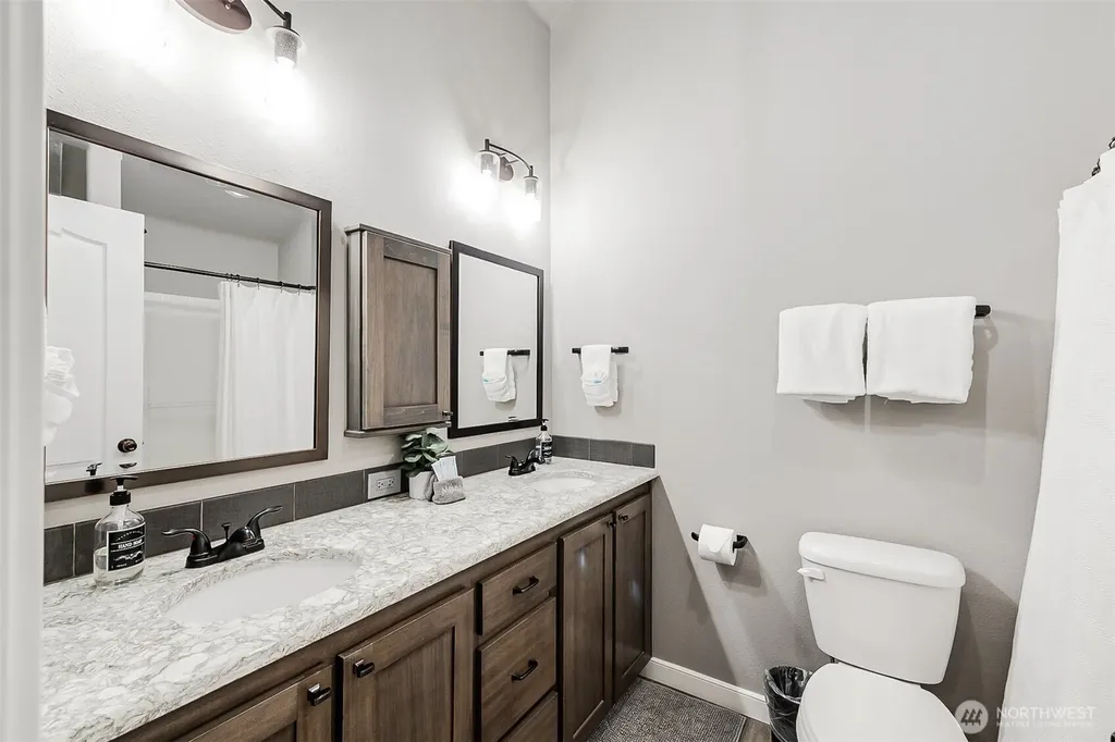 1210 32nd Street Seaview WA 98644