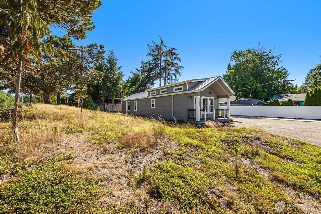 1210 32nd Street Seaview WA 98644