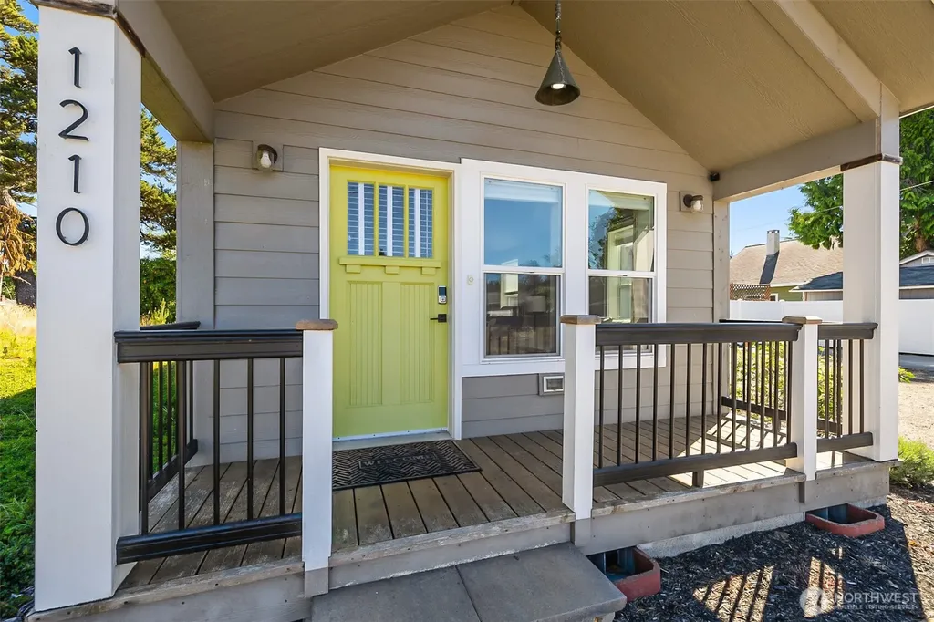 1210 32nd Street Seaview WA 98644