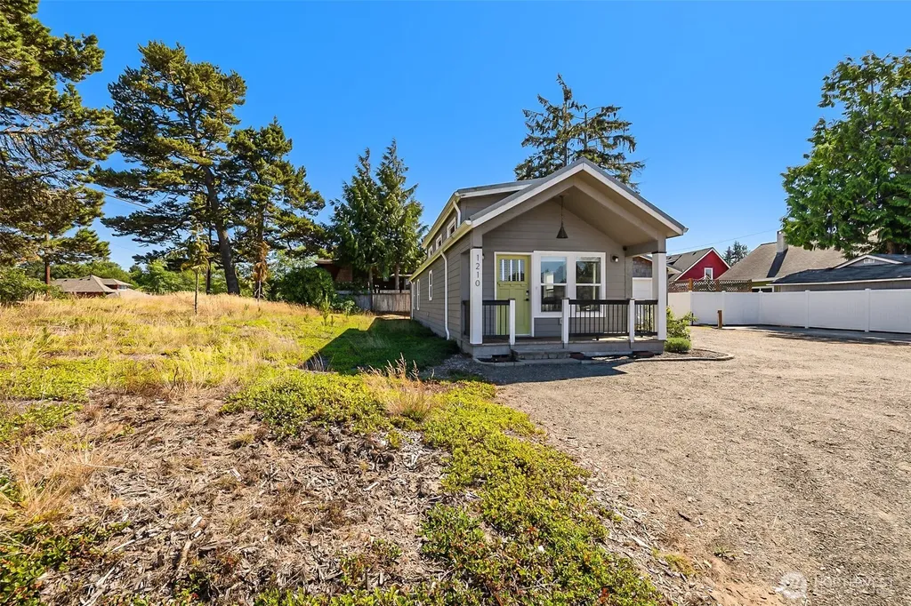 1210 32nd Street Seaview WA 98644