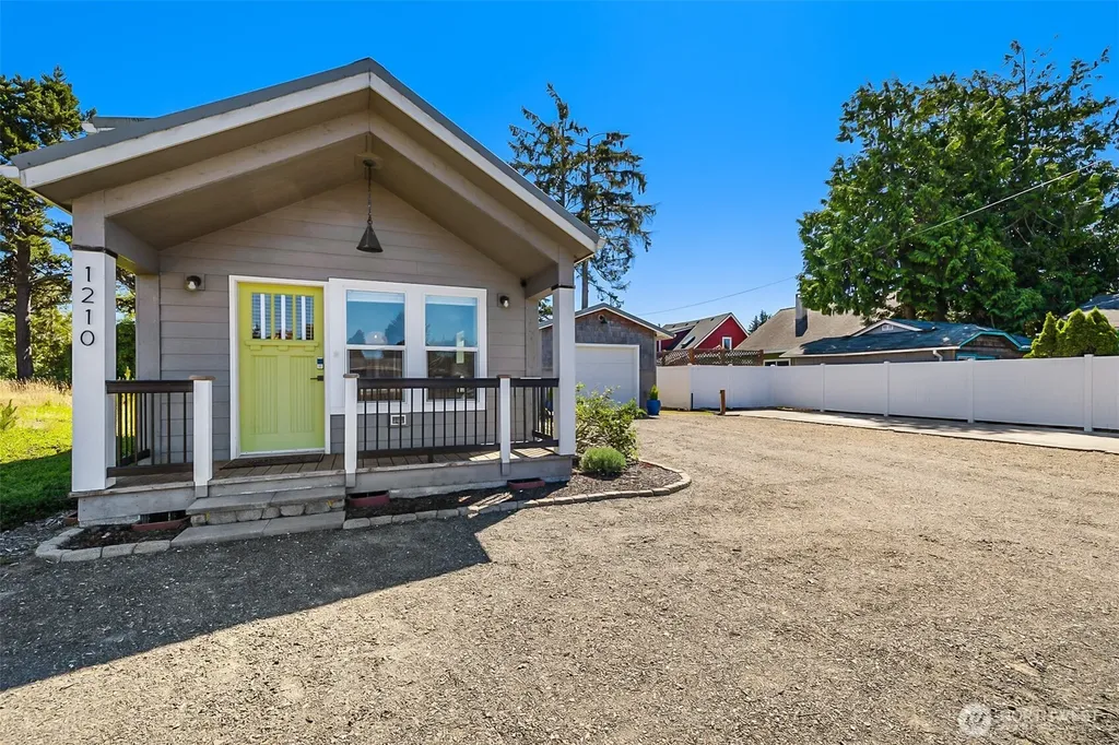 1210 32nd Street Seaview WA 98644