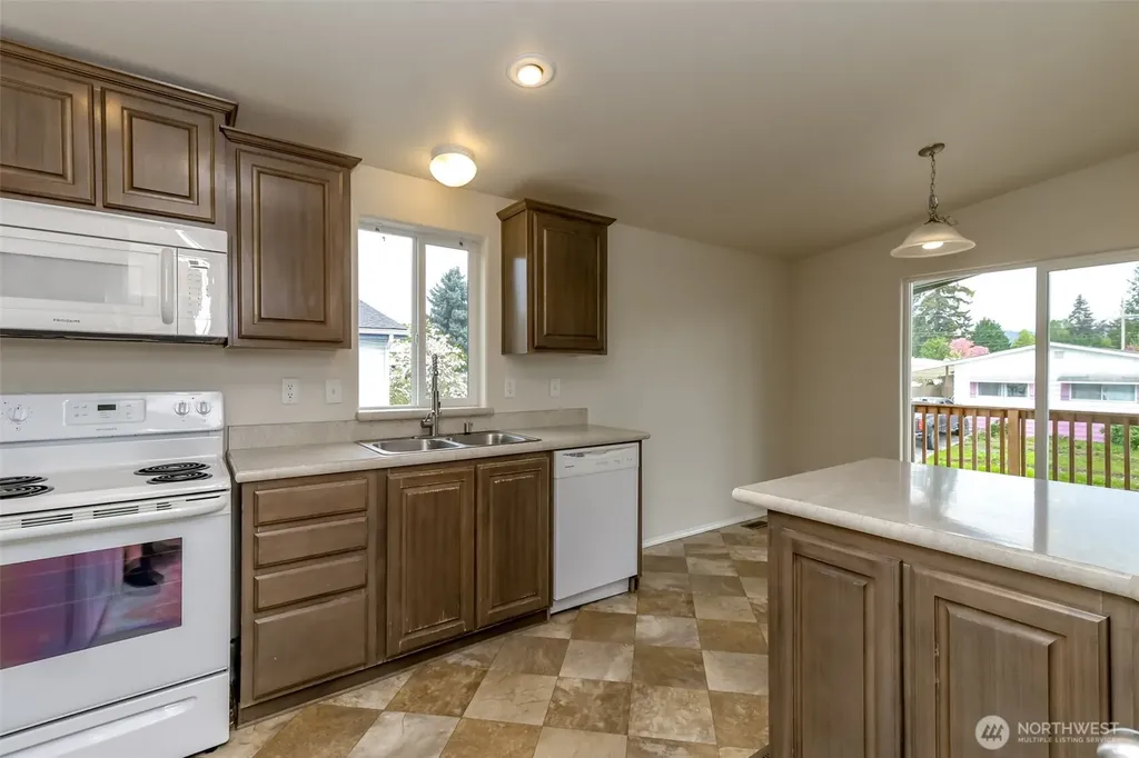 7104 141st Avenue E Sumner WA 98390
