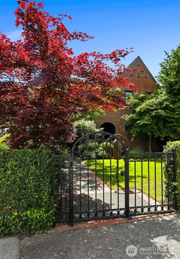 2301 Rosemont Place W Seattle WA 98199
