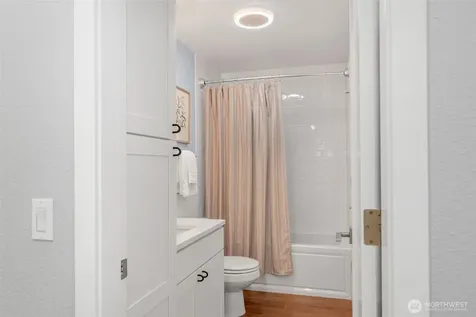 275 W Roy Street Seattle WA 98119