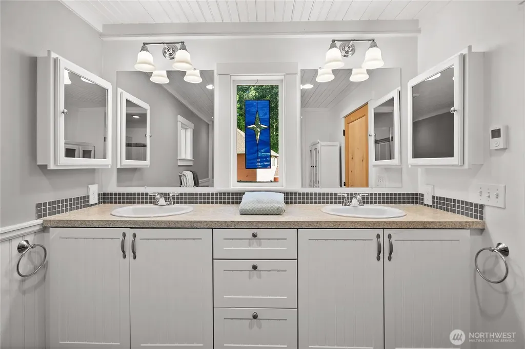 1168 NW Sunlit Lane Bremerton WA 98312