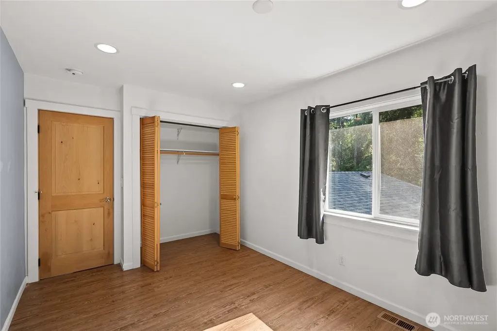 1168 NW Sunlit Lane Bremerton WA 98312