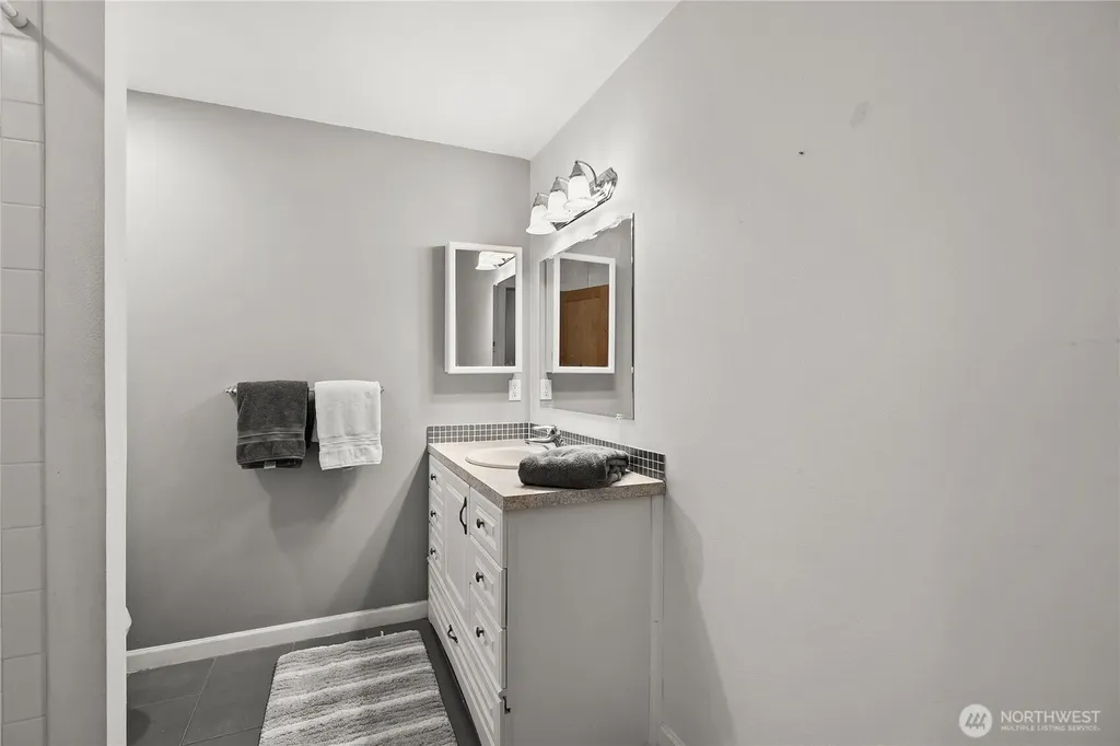 1168 NW Sunlit Lane Bremerton WA 98312